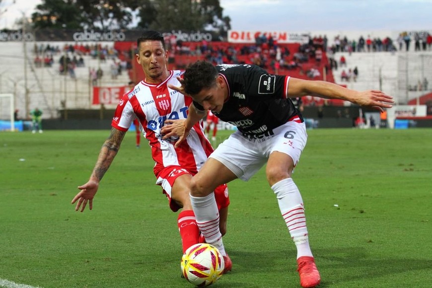 ELLITORAL_248329 |  Pablo Aguirre Es una incógnita saber lo que pasará con Damián Martínez. Por lo pronto, Independiente está en plena competencia y deberá decidir por la compra o no del pase de Emanuel Brítez. La opción por ambos es de 1,2 millón de dólares.