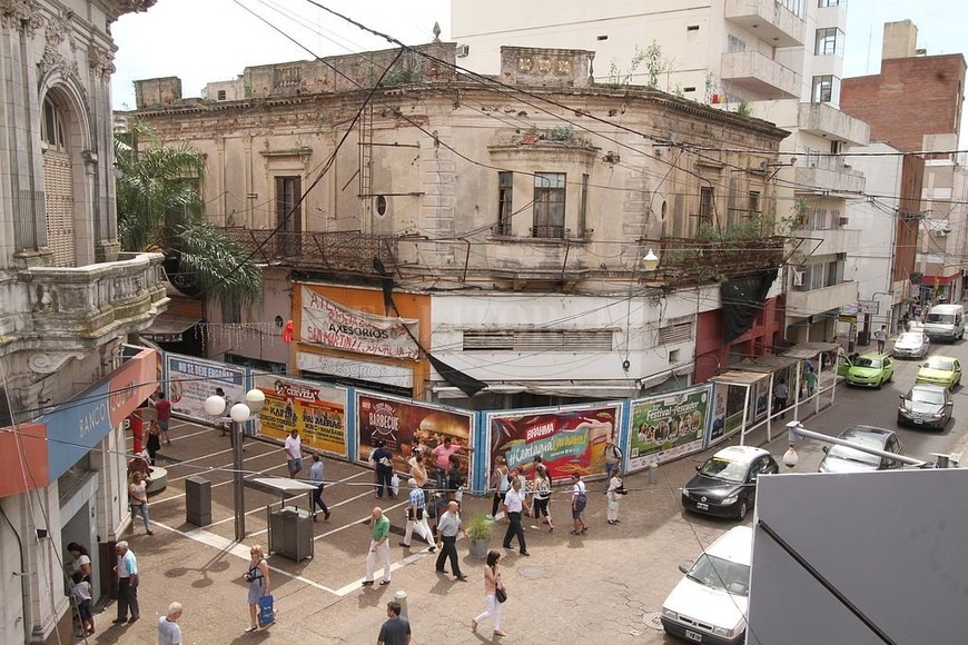 ELLITORAL_357367 |  Archivo El Litoral / Guillermo Di Salvatore La antigua Casa Tons, antes de su transformación en local comercial, en la esquina con San Martín