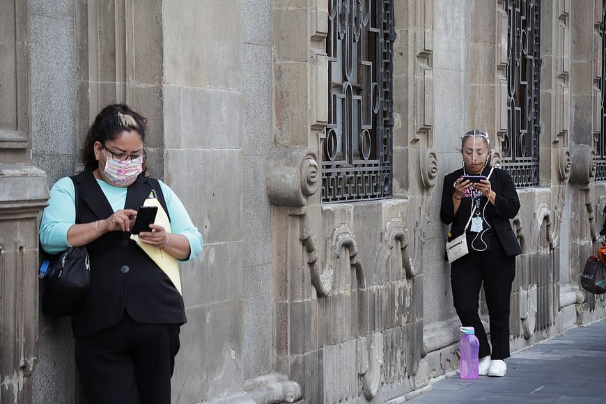 ELLITORAL_409410 |  Xinhua (211004) -- CIUDAD DE MEXICO, 4 octubre, 2021 (Xinhua) -- Mujeres observan su teléfono móvil en una calle, en la Ciudad de México, capital de México, el 4 de octubre de 2021. Las redes sociales Instagram y Facebook y el servicio de mensajería WhatsApp registraron el lunes una caída mundial en su servicio afectando la comunicación de miles de usuarios. A través de otras plataformas informaron que tienen problemas para operar con normalidad y que trabajan en restablecer sus servicios. (Xinhua/Sunny Quintero) (sq) (oa) (ra) (vf)