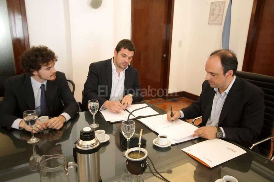 ELLITORAL_168098 |  Gentileza Municipalidad de Santa Fe Corral firmó el convenio con funcionarios del área de la Secretaría de Asuntos Municipales del Ministerio del Interior de la Nación.