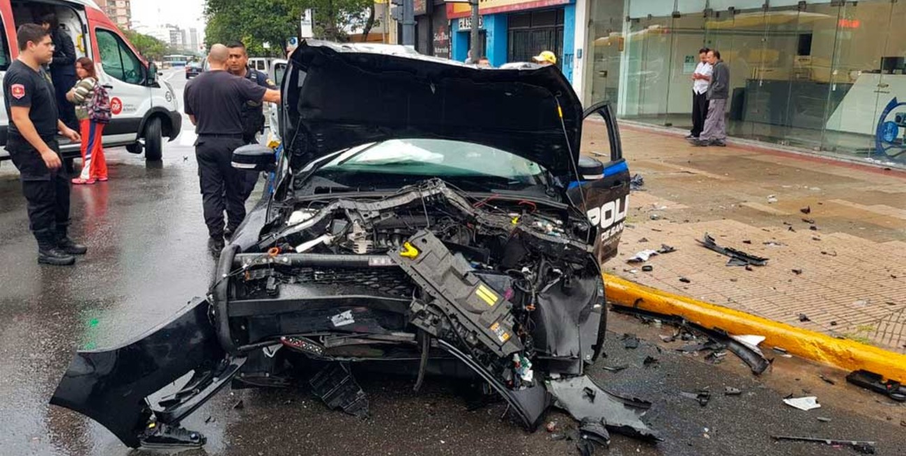 Fuerte choque entre un patrullero inteligente y una utilitaria El Litoral