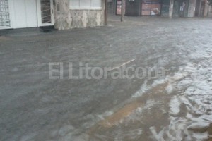 ELLITORAL_88987 |  Graciela Salgado (Periodismo Ciudadano) Tucumán y 1º de Mayo - Esquina de Plaza San Martín cada vez que llueve a pocas cuadras de 1º de Mayo y Salta.