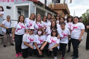 ELLITORAL_413595 |  Manuel Fabatía Chicas Pink. El grupo de mujeres santafesinas botó además una embarcación a remo el viernes pasado, la que será utilizada para promover la salud en la laguna Setúbal.