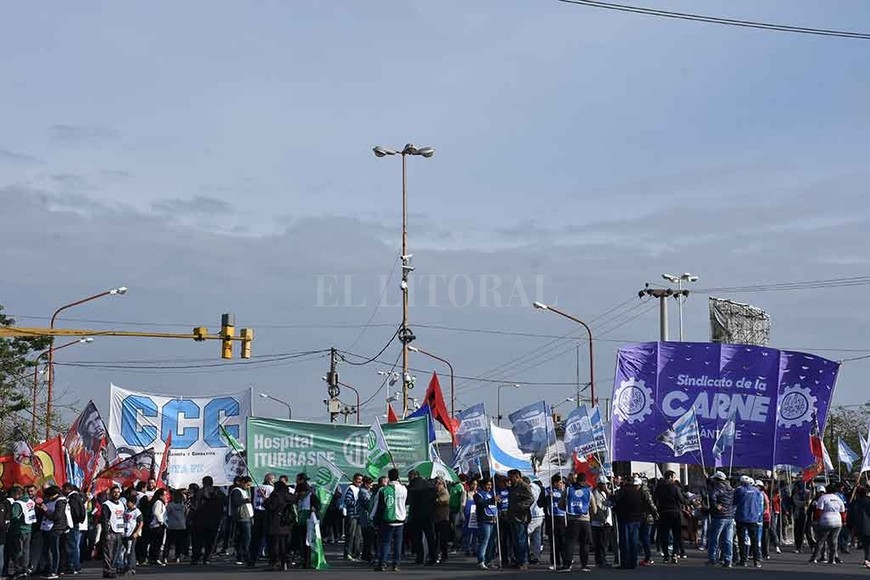 ELLITORAL_248787 |  Flavio Raina. Los movimientos sociales y estudiantiles tomaron cruces de avenidas clavepara el tránsito en el norte y en la zona sur de la capital provincial.
