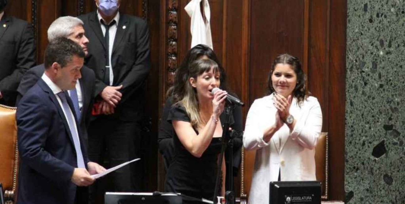 Video: la legisladora porteña Berenice Iañez juró en su cargo por Maradona y se hizo viral