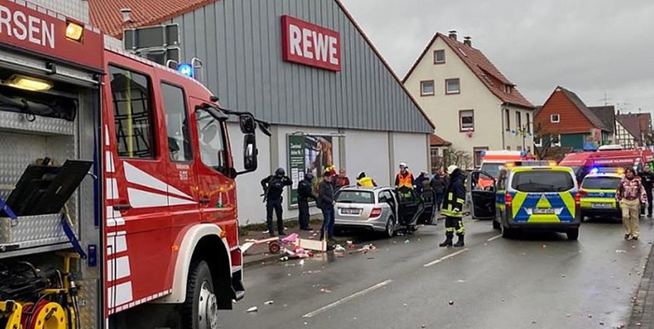 Al menos 30 heridos por la embestida de un auto contra un desfile de carnaval en Alemania
