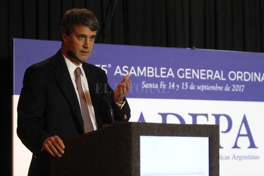 ELLITORAL_190246 |  Pablo Aguirre Durante 35 minutos, Prat Gay explicó la situación en que Cambiemos encontró el país, el camino trazado y los objetivos en marcha. Fue anoche en el salón de convenciones  Los Maderos  del Casino.