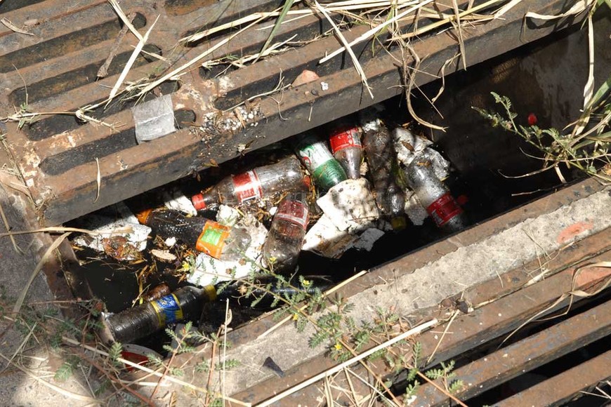 ELLITORAL_423633 |  Archivo El Litoral Desagüe. Esta alcantarilla tapada de botellas y otros residuos plásticos es una muestra del problema ecológico que se genera a diario.