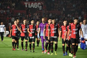 ELLITORAL_242964 |  Manuel Fabatia Ortiz, el Pulga, Escobar, Heredia, Olivera, Burián, Celis, Bernardi, Zuqui, Estigarribia y Toledo se retiran de la cancha el lunes. Las caras lo dicen todo.