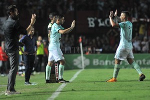 ELLITORAL_203247 |  Mauricio Garín Alan Ruíz es el jugador en el cual la gente deposita una gran confianza. Puede ser clave cuando esté bien para jugar, cosa que todavía no ocurre. El que sale para que ingrese, es Javier Correa, el delantero que hasta ahora no mostró mucho.
