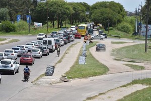 ELLITORAL_231906 |  Guillermo Di Salvatore Avivada  y anarquía. Como no suele haber inspectores, del lado santafesino, algunos conductores  se mandan  por el espacio verde del puente de la circunvalación.