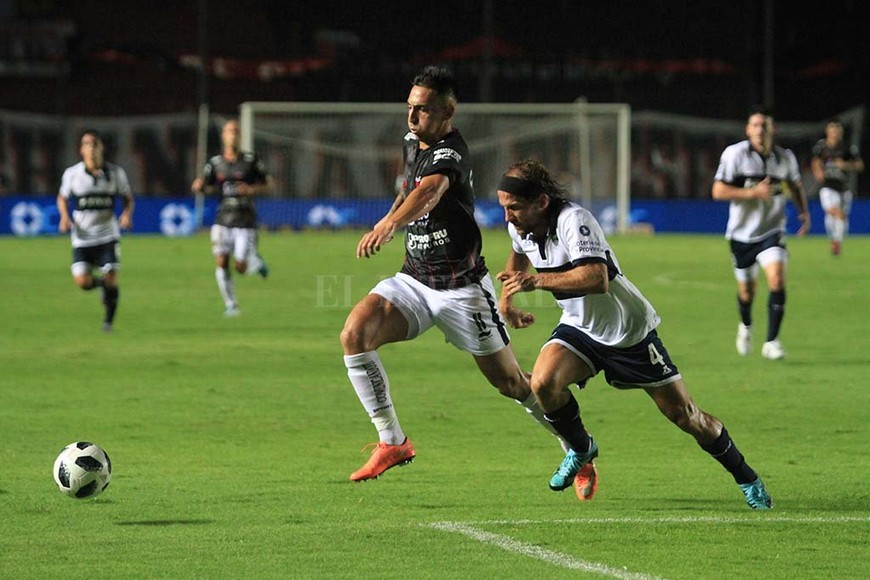 ELLITORAL_204051 |  Pablo Aguirre. En los últimos partidos, Javier Correa ha mostrado su contundencia y convirtió dos goles que valieron triunfos ante el Zamora y frente a Gimnasia. Seguramente, mantendrá su lugar el domingo.