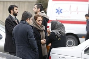 AFP Familiares de los pasajeros en el aeropuerto de Teherán.