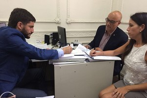 Ministerio de Seguridad El ministro de Seguridad se hizo presente ayer en dependencias de la Fiscalía Regional de Rosario para dejar constancia de su decisión de intervención en el proceso de investigación a los fiscales Apullán y Martí.