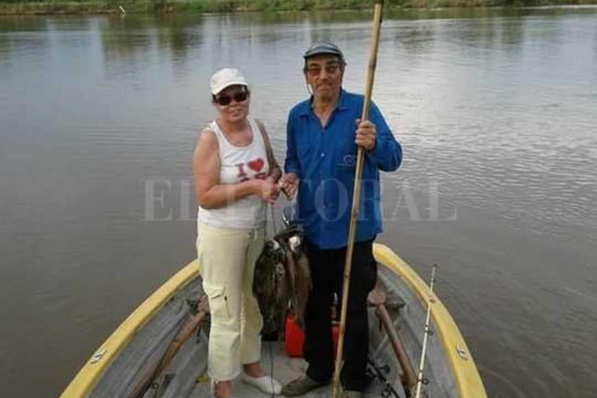 ELLITORAL_198779 |  Prensa Ministerio de Seguridad de Santa Fe Estela Ríos y Daniel Hidalgo, en una de sus habituales incursiones de pesca.