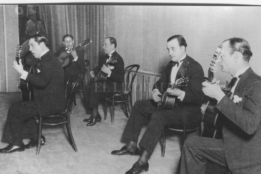 ELLITORAL_281696 | Archivo El Litoral - Foto Lassaga - Colección Birri La noche del 22 de agosto de 1933, el cine Apolo proyectó su función histórica: Carlos Gardel junto a sus músicos en vivo y en directo.