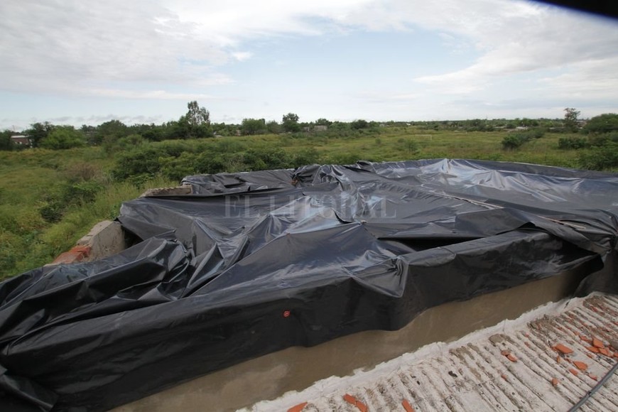 ELLITORAL_239903 |  Mauricio Garín Que no llueva. Hasta conseguir reponer el techo, cubrieron el cielorraso de machimbre con una lona plástica.