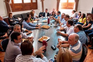 ELLITORAL_239439 |  Gentileza Dirigentes de la Festram e intendentes se reunieron este miércoles en Casa de Gobierno, en el ámbito de la paritaria municipal.