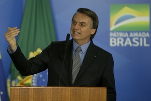 Xinhua (190920) -- BRASILIA, 20 septiembre, 2019 (Xinhua) -- El presidente de Brasil, Jair Bolsonaro, habla durante la ceremonia de firma de la Ley de Libertad Económica, en el Palacio de Planalto, en Brasilia, capital de Brasil, el 20 de septiembre de 2019. (Xinhua/Lucio Tavora) (lt) (rtg) (dp)