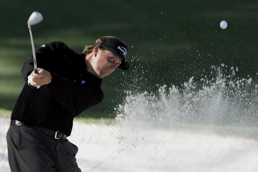 ELLITORAL_277607 |  Gentileza Phil Mickelson of the US hits from a sand trap on the tenth hole 09 April 2006 during the final round for the 2006 Masters at Augusta National Golf Club in Augusta, GA.  Mickelson started the round at four under par.  AFP PHOTO/Jeff HAYNES