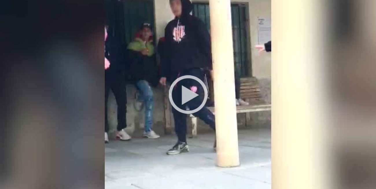 Video: un alumno intentó apuñalar a un compañero durante el recreo