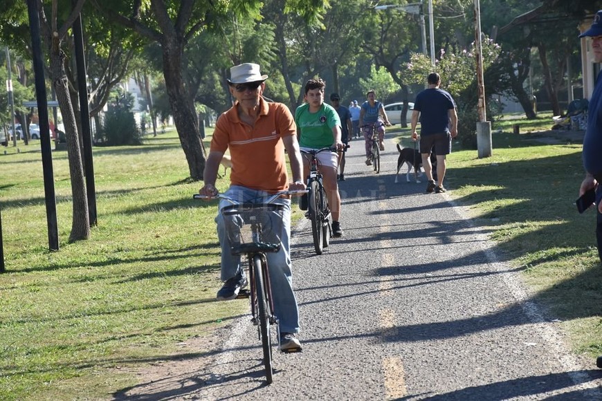 ELLITORAL_248478 |  Flavio Raina Bicisenda. Entre los pedidos remarcan la necesidad de agregar una vereda peatonal para que la bicisenda sea exclusiva para ciclistas.