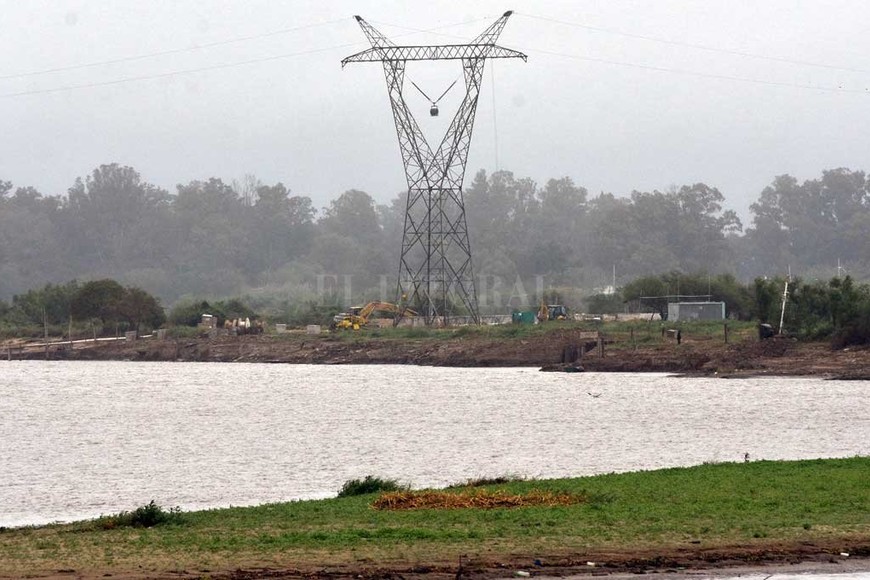 ELLITORAL_267278 |  Guillermo Di Salvatore Obrador. Del lado de Santo Tomé, sobre la isla Clucellas, se levanta una nueva antena.