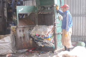 Archivo El Litoral / Flavio Raina Reciclado. En el Relleno Sanitario funciona una planta de recupero de residuos secos que luego son vendidos para su reutilización.
