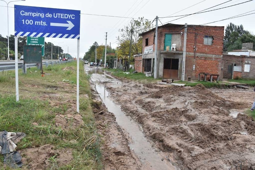 ELLITORAL_246324 |  Gentileza Desagüe. La Municipalidad de Rincón debió canalizar una zanja para que pueda escurrirse el agua de lluvia acumulada.