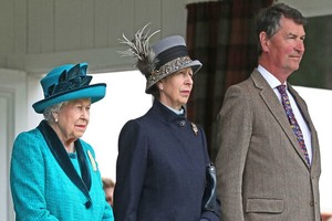 Getty Isabel II junto a su hija y su yerno, Ana de Inglaterra y Timothy Lawrence