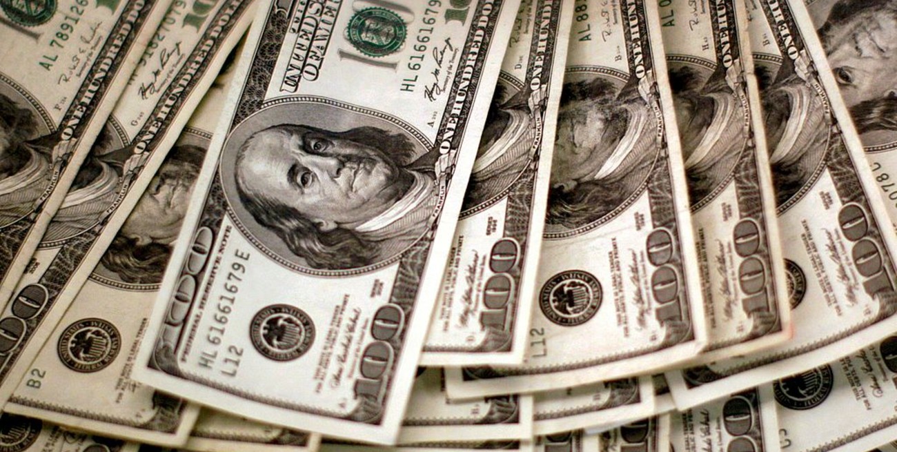 El dólar "blue" abrió la semana a la baja: a qué precio se vende