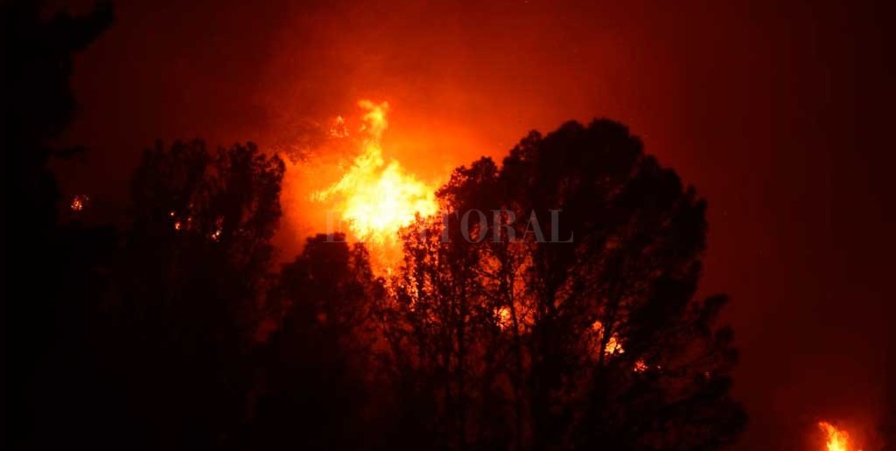 Quedan algunos focos de incendios en La Cumbre y el fuego avanza a Villa Giardino