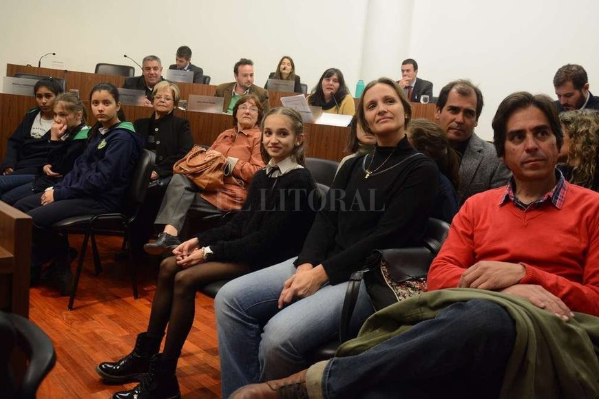 ELLITORAL_181944 |  Gentileza Prensa Presidencia Concejo Pilar Cardozo en primer plano, durante la sesión donde fue homenajeada y distinguida por el Concejo local.