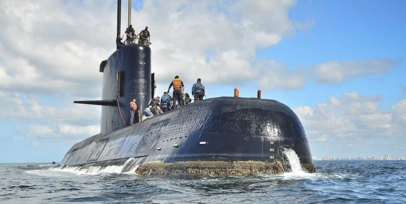 El submarino sufrió "un cortocircuito" en una batería