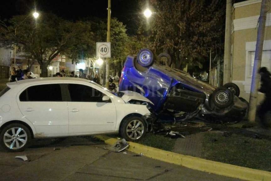 ELLITORAL_195544 |  Archivo El Litoral / Danilo Chiapello Mal recuerdo. La noche del 25 de junio se produjo un terrible choque, con posterior vuelco en la esquina de Galicia y Alberdi.