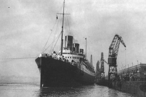 Archivo El Litoral En noviembre de 1939 llegó al puerto de Buenos Aires el vapor Massilia. Allí venían 147 exiliados españoles cuyo destino será Chile, Paraguay, Brasil y Bolivia. Natalio Botana se hizo presente en el puerto y discutió con el capitán del barco. Todos bajaron en Buenos Aires.