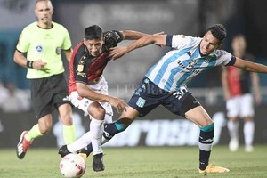 ELLITORAL_419951 |  Matías Nápoli Rodrigo Aliendro es el  motorcito  físico y futbolístico en la mitad de la cancha. Perderá un bastión importante en ese sector, como Lértora.