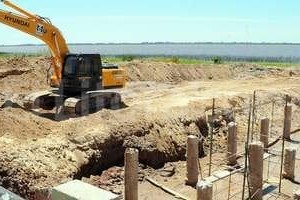 Gentileza Ministerio de Aguas de la Provincia Sobre estos 48 pilares irán las cañerías que desagotarán en la laguna Setúbal.