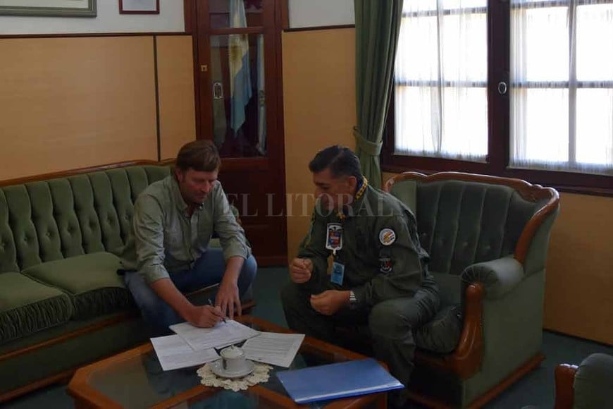 ELLITORAL_243303 | Gentileza Comuna de Ataliva EL VICEPRESIDENTE COMUNAL Marcelo Bergese, junto al Jefe Comodoro Darío Quiroga, durante la firma del comodato para que el Pucará llegue a Ataliva.