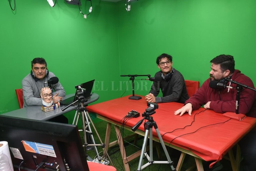 ELLITORAL_403200 |  Flavio Raina El conductor junto a Lautaro Castro y Martín Rueda, parte del staff que lo secunda en el proyecto.