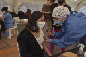 ELLITORAL_432653 |  Archivo El Litoral Desde el municipio local instan a aquellos ciudadanos santafesinos que todavía no tienen el esquema completo, a que se dirijan a algún vacunatorio para recibir la segunda dosis.