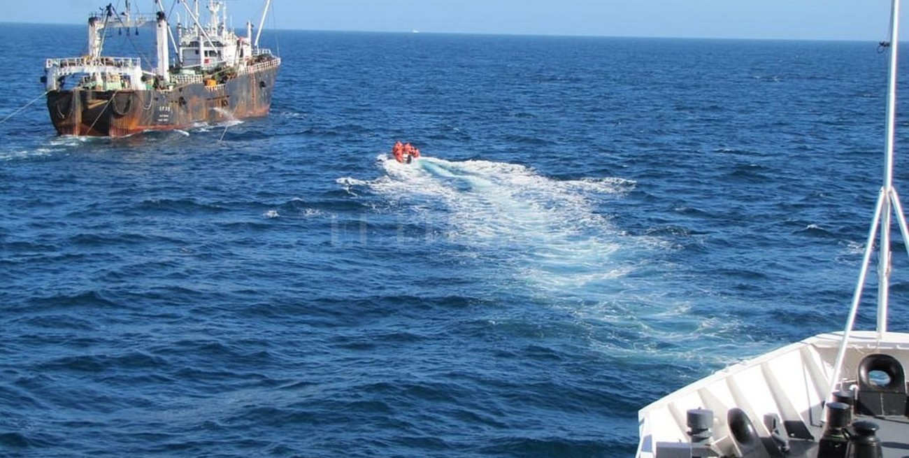 Rescatan a 30 tripulantes de un pesquero chino que se hundió a la altura de Comodoro Rivadavia