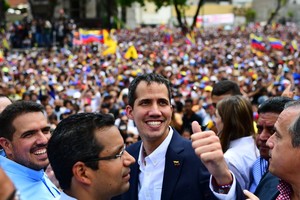 ELLITORAL_239916 |  RONALDO SCHEMIDT Venezuelan opposition leader and self-proclaimed acting president Juan Guaido gives the thumb up during a rally upon his arrival in Caracas on March 4, 2019. - Venezuela's opposition leader Juan Guaido was mobbed by supporters, media and the ambassadors of allied countries as he returned to Caracas on Monday, defying the threat of arrest from embattled President Nicolas Maduro's regime. Just before his arrival, US Vice President Mike Pence sent a warning to Maduro to ensure Guaido's safety. (Photo by RONALDO SCHEMIDT / AFP)