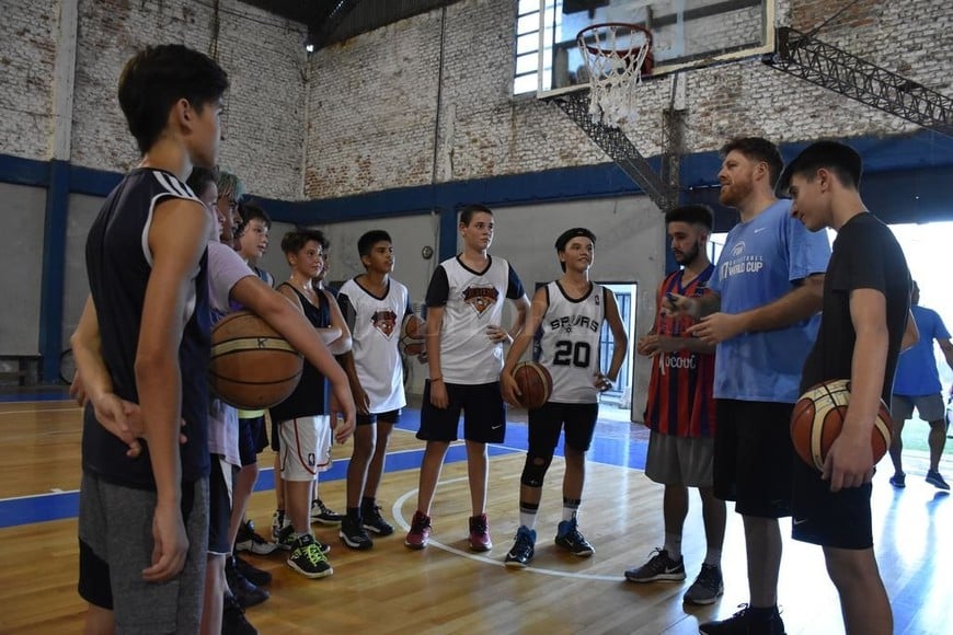 ELLITORAL_237859 |  Manuel Fabatía Un alto del entrenamiento de los U13 y U15 de Kimberley, que tiene a su cargo el profesor Pablo Sueldo.