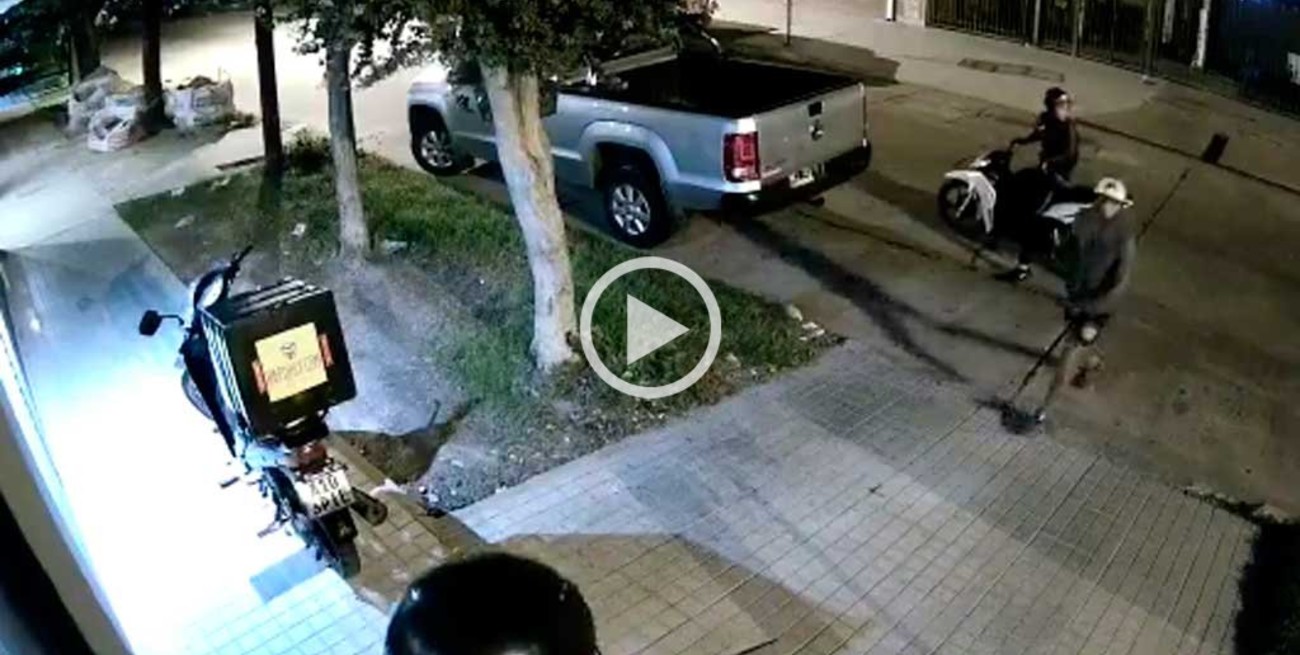 Video: en segundos le roban la moto a un delivery en barrio María Selva