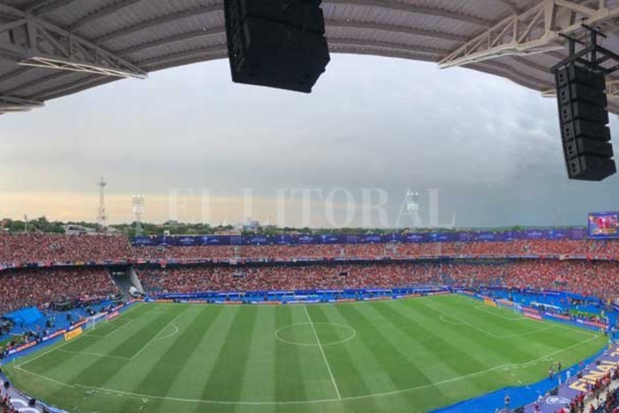 ELLITORAL_416596 |  El Litoral Panorámica. La Nueva Olla de Asunción repleta de hinchas sabaleros en una jornada que quedará en la historia.