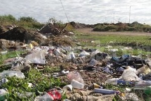 Guillermo Di Salvatore / Archivo El Litoral En Playa Norte. La cava está ubicada sobre calle Riobamba, a la vera de la Laguna Setúbal. Allí se acumulan escombros, residuos domiciliarios y patológicos, según detalla el expediente municipal.