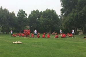 ELLITORAL_234835 |  Gentileza Prensa Unión Allá a lo lejos, Leo Madelón habla con sus dirigidos al término del primer entrenamiento en Mar del Plata, que tuvo lugar el lunes.