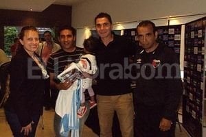 ELLITORAL_46841 |  Gentileza Subcomisión de Mujeres de Colón Un grande. El propio Fuertes se hizo presente para entregar los premios donados al ganador del sorteo del bono solidario.