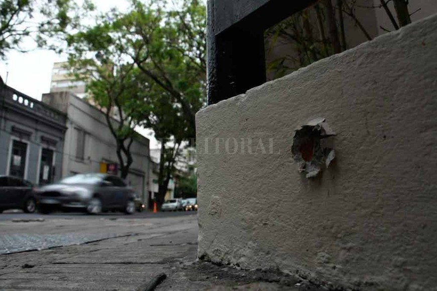 ELLITORAL_233280 |  Marcelo Manera Los disparos quedaron en paredes cercanas al edificio público